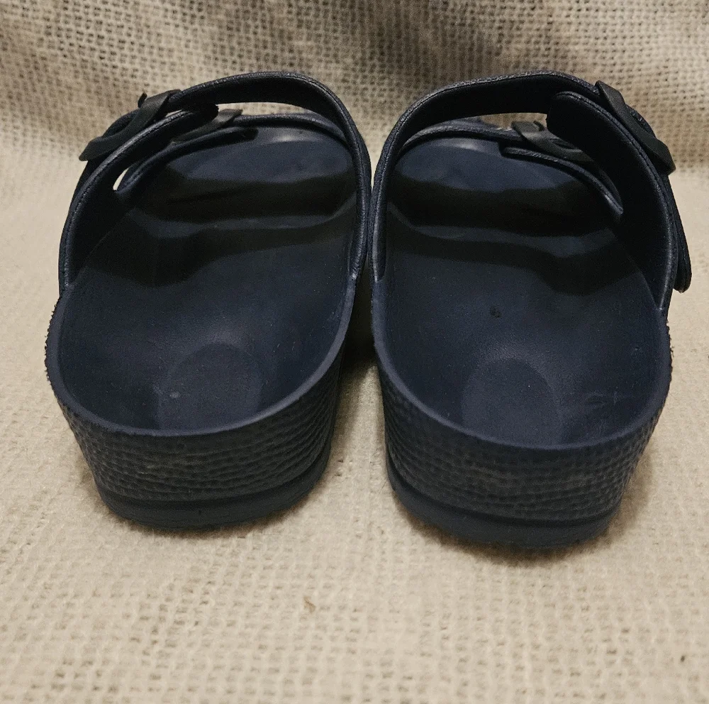 Yankees~ Double buckle~slip on sandles~‎ Size Small~5-6 Adult